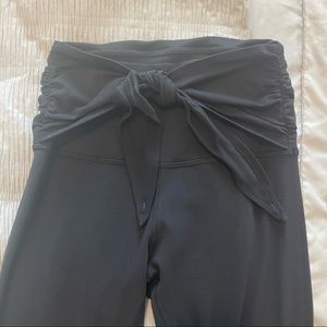 Hi-waist lululemon align legging 28”. Waist tie